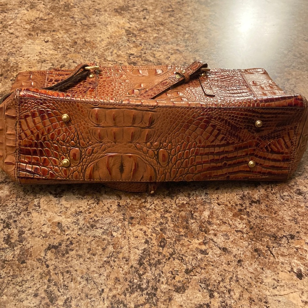 Very nice Brahmin bag, zipper closure. 4 pockets inside, one outside.
